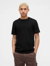 Remera de algodón color negro, de corte clásico, con cuello redondo, mangas cortas y logo de la marca bordado en el centro del pecho.