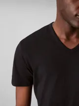 Pack de tres remeras de manga corta y cuello en V, confeccionadas en tejido de algodón elástico. Presentan un corte regular y un pequeño bordado distintivo de la marca en el bajo.