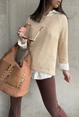 Buzo color beige de hilo con mangas largas y detalle de calado en los hombros.