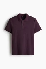 Remera polo de punto jacquard en color bordó, de corte slim fit, con mangas cortas, cuello clásico y tapeta con dos botones.