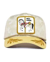 Gorra trucker Goorin Bros modelo High Horse de la cápsula Carousel, color beige con visera amarilla y detalles dorados. Cuenta con frente de jacquard con relieve floral, parche bordado con diseño de caballo de calesita, hojas bordadas en la visera, cuerda decorativa y malla trasera.