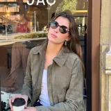 Gafas de sol redondas con montura carey y lentes negras polarizadas. Fabricadas con material bio-based G850 y patillas de propionato de celulosa. Protección UV400.