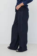 Pantalon de pana color beige, de corte recto y tiro alto, con bolsillos laterales y cintura elástica.