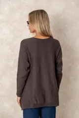 Buzo de corte relajado y cuello redondo, con detalles de costura vertical en la parte inferior y puños acanalados en las mangas.