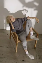 Zapatillas color beige claro, con capellada de cuero suave y acolchado, forro y plantilla de cuero vacuno, y suela de EVA. Tienen una plataforma de 3.8 cm en la parte trasera y 3.2 cm en la delantera.