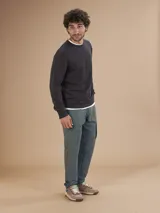 Pantalón cargo color gris oscuro, de corte recto y tiro medio, con bolsillos laterales con solapa y ajuste en los tobillos.