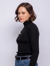 Polera negra de cuello alto y manga larga, de tejido elastizado.