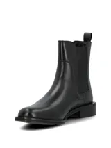 Botas tipo Chelsea de cuero negro con paneles elásticos laterales, suela de goma y taco cuadrado bajo.
