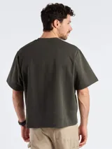 Camiseta de corte oversize color blanco, con cuello redondo y mangas cortas amplias.