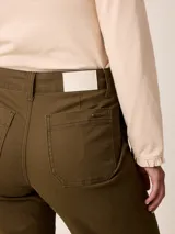 Pantalon de sarga de corte recto y tiro medio, con bolsillos laterales y cierre frontal con boton.