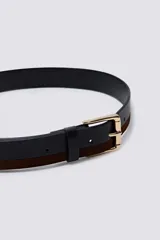 Cinturón de diseño bicolor con una mitad en cuero negro y la otra mitad en gamuza marrón, con hebilla metálica dorada.