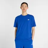 Remera azul de algodón con logo de New Balance estampado en el pecho.