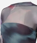 Vestido midi de tul con diseño ajustado, mangas largas y detalles fruncidos en el frente. Presenta un estampado con efecto manchado en tonos oscuros y una abertura lateral en la falda.