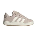 Championes Adidas Grand Court Alpha color rosa claro con las tres tiras laterales en blanco.