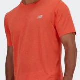 Remera deportiva New Balance de manga corta, color naranja melange, con cuello redondo y logo NB plateado en el pecho.