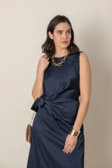 Vestido midi negro de satén, corte recto, sin mangas, con lazo lateral y cuello redondo.