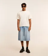 Remera masculina color blanco hueso, modelo boxy, con cuello redondo y mangas cortas. Confeccionada con tecnología Dry para un tacto frío en el interior y algodón en el exterior.