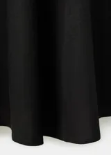 Vestido midi negro con mezcla de lino y viscosa, diseño evasé con escote en V, tirantes finos y cierre de cremallera lateral.