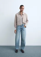 Jeans de tiro alto con diseño balloon o barrel, en tejido de algodón estilo vaquero, con cierre delantero de cremallera y botón, trabillas y cinco bolsillos.