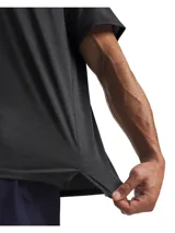 Remera deportiva Under Armour Tech Vent SS de color gris oscuro melange, con mangas cortas y cuello redondo. Presenta el logo de la marca estampado en blanco en el lado izquierdo del pecho.