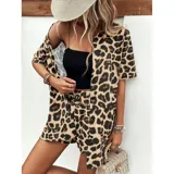 Conjunto de dos piezas compuesto por una camisa de manga corta con cuello italiano y cierre frontal de botones, y un short con cintura elástica y bolsillos laterales. Ambas prendas presentan un diseño estampado de animal print.