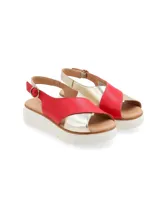 Sandalia de cuero bicolor en tonos rojo y dorado, con tiras cruzadas, hebilla metálica de ajuste en el talón y suela plataforma de poliuretano color blanco.