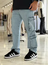 Pantalón cargo de jean azul claro, con corte oversize y múltiples bolsillos laterales en las piernas.