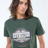 Camiseta verde de manga corta con cuello redondo y estampado central con el texto "Wild Spirits Reserved Brave & Bold".