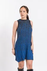 Vestido corto de punto con brillo, sin mangas, cuello redondo y diseño a rayas verticales en tonos azul y negro.