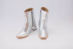 Botas cortas de cuero color crema, con cierre lateral y taco cuadrado. Forro, capellada y plantilla 100% cuero.