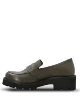 Mocasines de cuero color verde oliva con textura granulada, diseño tipo penny loafer y suela track de plataforma alta en color negro.