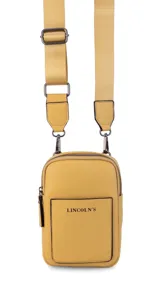Bandolera pequeña de diseño compacto en color mostaza, confeccionada en material sintético con textura granulada. Presenta un bolsillo frontal con el logo de la marca impreso, cierre superior y correa ancha ajustable y desmontable.