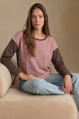 Sweater de algodón con textura tipo waffle, diseño bicolor con cuerpo en color rosado y mangas largas en color marrón. Presenta cuello redondo y un calce holgado.