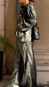 Pantalón de corte wide leg en color negro, confeccionado en material con acabado tipo cuero, de tiro medio y diseño holgado.