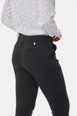 Pantalón clásico azul marino de corte recto con bolsillos traseros ribeteados, confeccionado con tela elastizada.