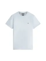 Remera de corte slim Tommy Hilfiger, confeccionada en suave tejido interlock de algodón elástico, de color celeste con cuello redondo y el logo de la marca bordado en el pecho.