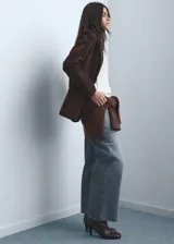 Jeans de tiro alto con diseño wide leg y corte culotte. Presentan un acabado deshilachado en el bajo, cierre frontal con cremallera y botón, y bolsillos laterales y traseros.