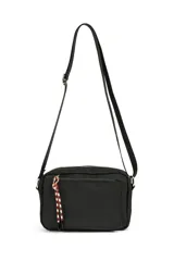 Bandolera de diseño rectangular en color negro, con cierre superior y bolsillo frontal con cierre. Incluye una correa larga ajustable para llevar al hombro o cruzada, y un detalle de tirador de cuerda trenzada en el bolsillo delantero.
