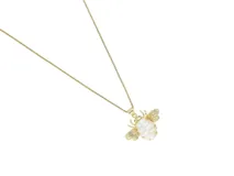 Cadena de eslabones finos con baño de oro y dije en forma de abeja con cuerpo de perla y detalles dorados.