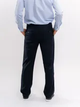 Pantalón de vestir de corte recto, color azul marino, con cierre de cremallera y botón, y bolsillos laterales.