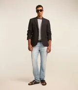 Pantalón slim de jeans celeste, con trabillas en la cintura, bolsillos y efecto desteñido.