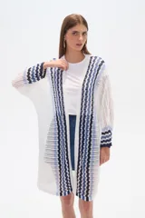 Saco largo de acrílico tejido a crochet, con diseño de rayas horizontales en tonos blanco, azul y negro.