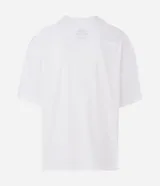 Remera blanca de algodón con cuello redondo, mangas cortas y corte oversized. Presenta un estampado frontal en blanco y negro del rapero Snoop Dogg, con letras góticas en la parte superior.