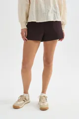 Short de viscosa de tiro alto y diseño holgado.