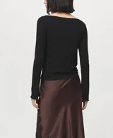 Camiseta negra de manga larga entallada, con diseño de cuello barco y puños ligeramente acampanados.