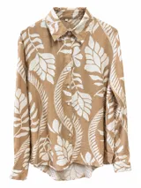 Camisa de manga larga con estampado botánico en tonos camel y blanco, cuello camisero y cierre frontal con botones.
