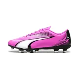 Championes de fútbol Puma Ultra Play FG/AG, color fucsia con detalles en blanco y negro. El exterior es de PU liviano y duradero con detalles grabados y estampados. Tiene una suela SPEEDPLATE de doble densidad para obtener tracción y propulsión óptimas. Lengüeta estándar que se adapta a diferentes formas de pie.