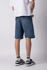 Bermuda de jean azul con corte regular, cinco bolsillos y cierre frontal con botón y cremallera.