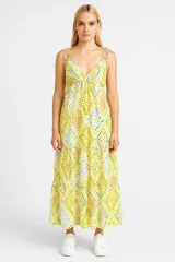 Vestido largo con estampado multicolor, breteles finos y escote en V.