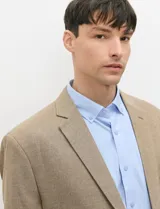 Camisa sport de tejido Oxford de algodón con elastano, color celeste, de manga larga, con cuello button-down y cierre frontal de botones.